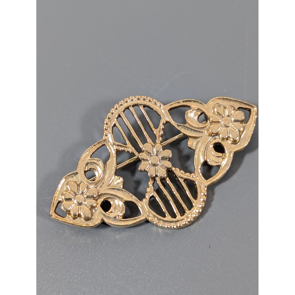Vintage 1928 Gold Tone Filigree Brooch‎ Ornate Openwork Floral Design